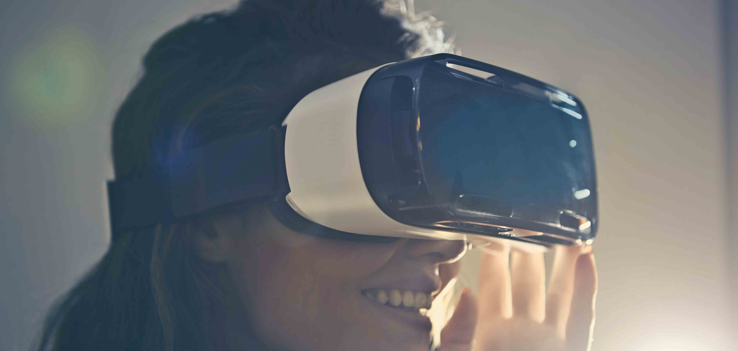 Mulher a usar óculos VR - Realidade Virtual