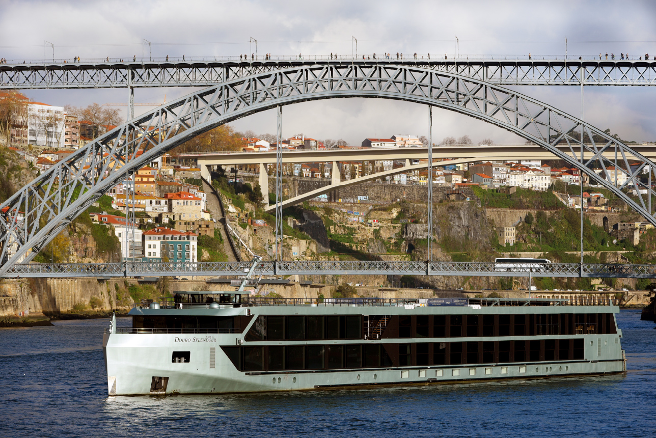 Navio cruzeiro junto à ponte D. Luís I, Porto