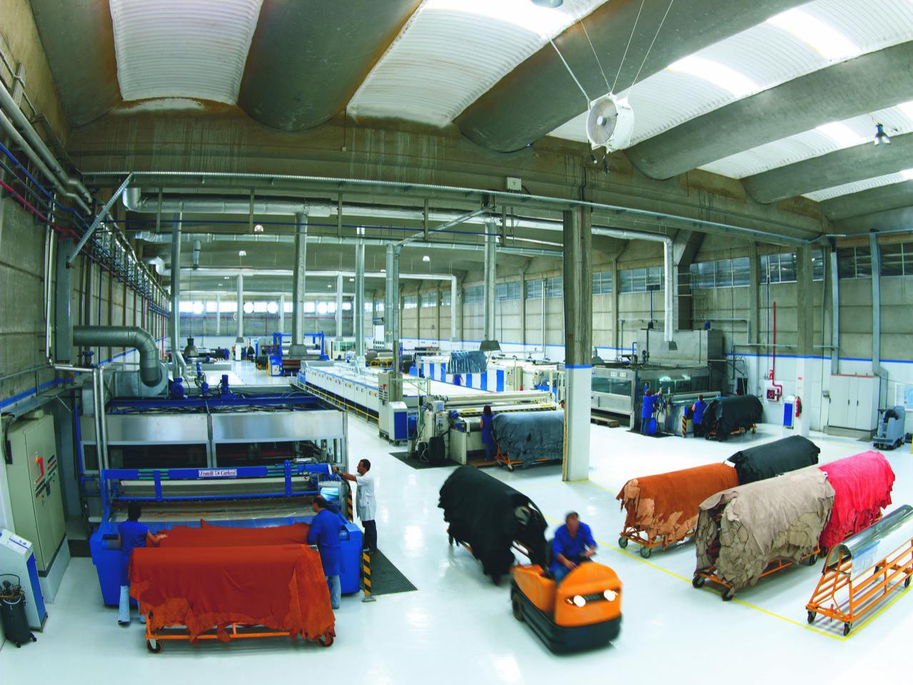 Interior das instalações da Couro Azul - processo de finalização do couro